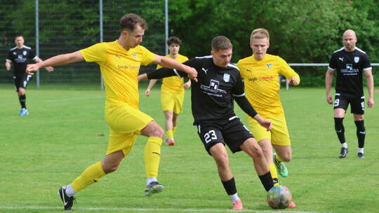 Der TSV Phönix Lomersheim (gelbe Trikots) unterliegt der Spvgg Besigheim mit 1:2.