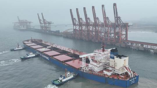 Schiff legt im Hafen von Tangshan an Schiff legt im Hafen von Tangshan an