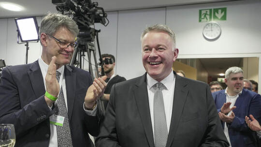 Verkehrsminister Patrick Schnieder (links) feiert den Wahlsieg seines kleinen Bruders Gordon Schnieder. Landtagswahl in Rheinland-Pfalz