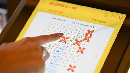 Frau streicht Millionengewinn im Lotto ein Frau streicht Millionengewinn im Lotto ein