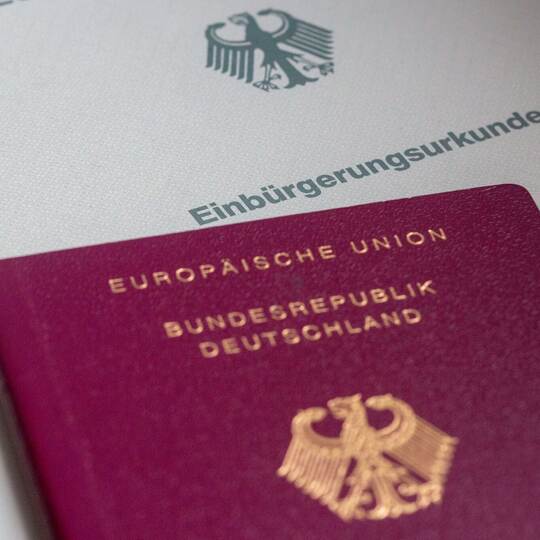 Einbürgerungsurkunde und Reisepass