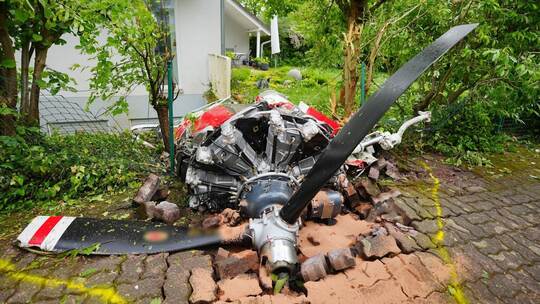Absturz eines Kleinflugzeuges in ein Wohngebiet
