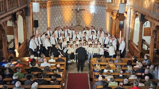 Beim Konzert im Wimsheimer Dom vermischen sich „Starke Stimmen und sanfte Klänge“. Mehrere Generationen singen nicht nebeneinand