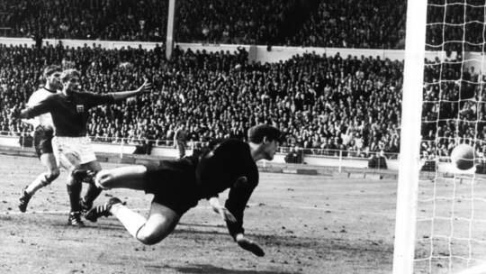 Im größten Spiel von Torhüter Hans Tilkowski, dem WM-Finale 1966, fiel das Wembley-Tor des späteren Weltmeisters England. Fußball WM-Finale Wembley 1966