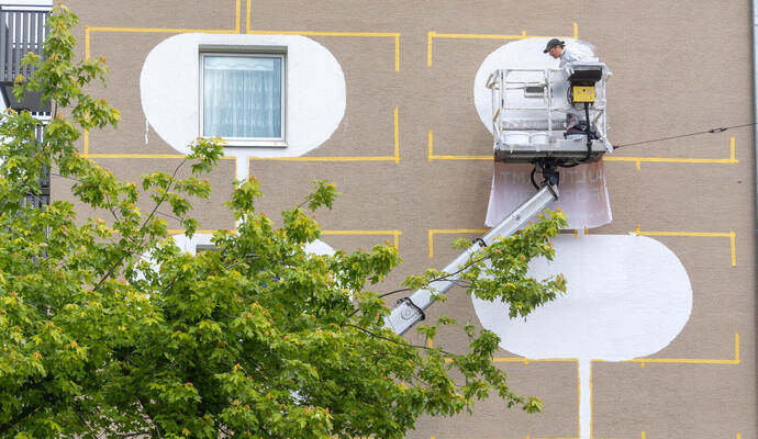 Goldstadt-Geschichte als Fassadenkunst: Maja Hürst gestaltet neues Wandbild in Pforzheim