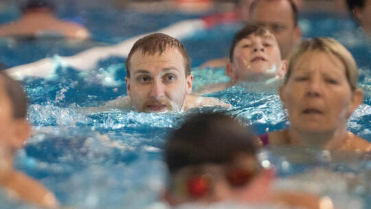 Jonas Specht versteht sich nicht als typischer Schwimmer, ist aber dennoch am Start. Fotomoment