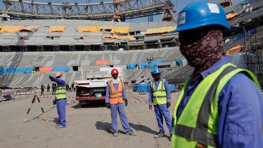Arbeiter in einem WM-Stadion in Katar Arbeiter in einem WM-Stadion in Katar