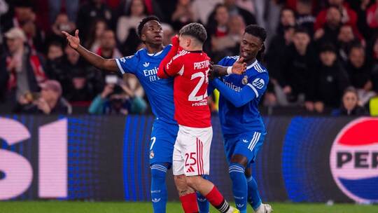 Gianluca Prestianni und Vinicius Junior Gianluca Prestianni und Vinicius Junior
