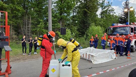Jugendfeuerwehr stellte bei einer Schauübung ihr Können eindruchsvoll zur Schau und zeigte, wie man mit Gefahrgut umgeht. Feuerw