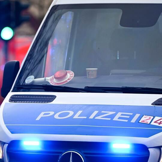 Polizei und Krankenwagen