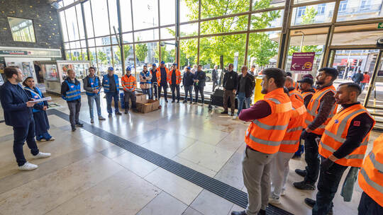 Saubere Sache: Timon Eidt (links) begrüßt die Putzfreiwilligen der Deutschen Bahn, die einen Tag lang den Hauptbahnhof Pforzheim