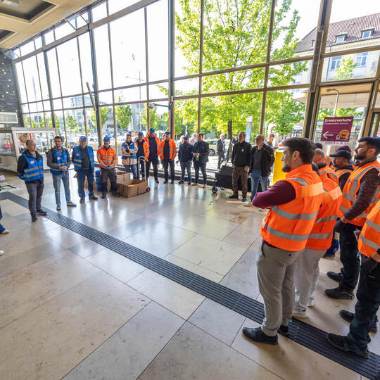 Saubere Sache: Timon Eidt (links) begrüßt die Putzfreiwilligen der Deutschen Bahn, die einen Tag lang den Hauptbahnhof Pforzheim