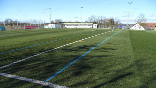 Damit auch der Nachwuchs weiter optimale Bedingungen hat, braucht der Kunst- rasenplatz des FC Nöttingen eine zeitgemäße Auffris