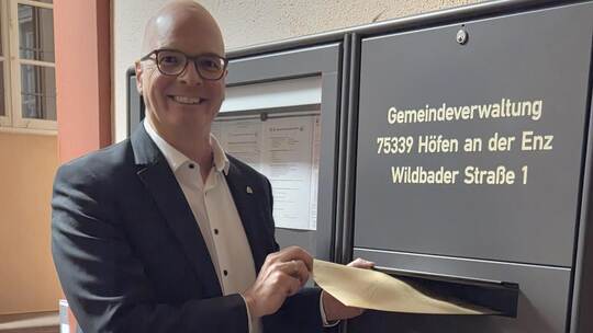 Gleich am erstmöglichen Tag, pünktlich um Mitternacht, hat Höfens Bürgermeister Heiko Stieringer seine Bewerbungsunterlagen in d