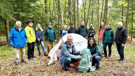 Das Trekking Camp auf dem Dobel durch den Naturpark Schwarzwald Mitte/Nord ist eröffnet: Bürgermeister Christoph Schaack, danebe
