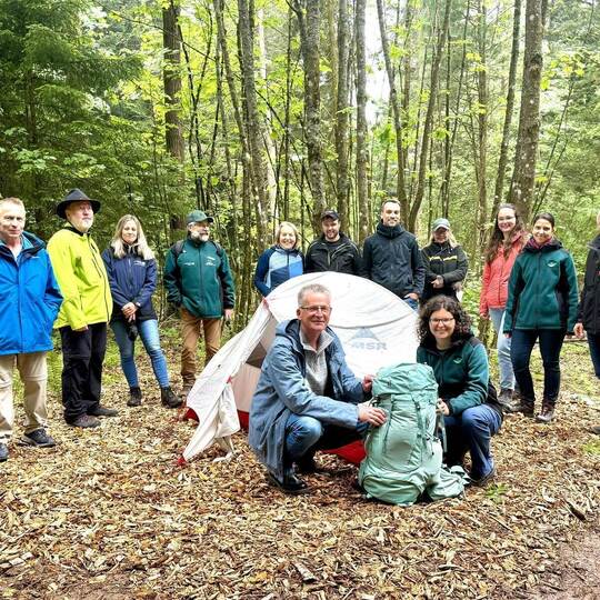 Im Mai wurde das Trekking Camp in Dobel eröffnet. Vorne kniend: Bürgermeister Christoph Schaack, daneben Projektleiterin Lilli W