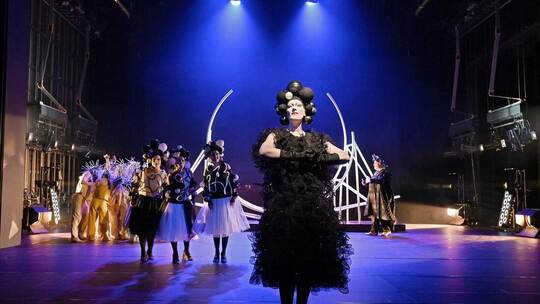 In der Mitte Dorothee Böhnisch (Lieblingszofe Ghita) und das Ensemble. Jochen Klenk./Theater Pforzheim