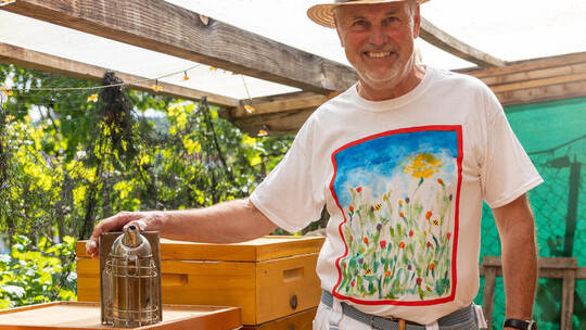 Heinrich Herb in seinem Garten in Gräfenhausen: Der Imker sorgt sich um die Zukunft der Bienen und wirbt bei den Verbrauchern fü