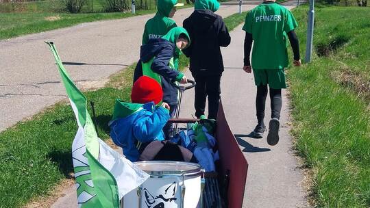 Mit dem Bollerwagen geht es nach Ottenhausen, um hier die zweite Mannschaft des VfB Pfinzweiler beim Derby zu unterstützen. Benj