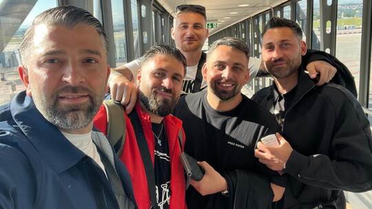 Vorfreude am Stuttgarter Flughafen: von links Hakan Cepni, Giuseppe Grifo, Carmine Corbisiero, Beytullah Yüksel und Francesco Gr