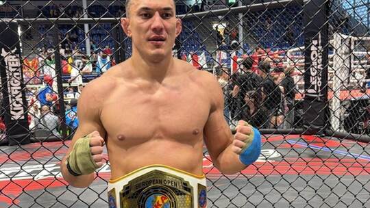 Roman Engelhardt feiert seinen EM-Titel. Foto: Kongs Gym