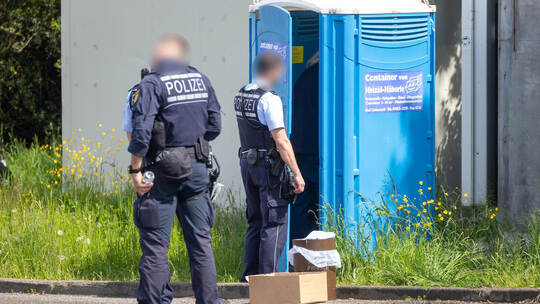 Pinkeln unter Aufsicht. Polizeikontrolle B294 AS Pforzheim Nord