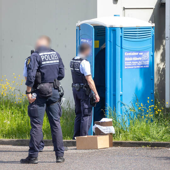 Pinkeln unter Aufsicht. Polizeikontrolle B294 AS Pforzheim Nord
