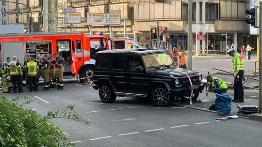 Auto fährt in Personengruppe