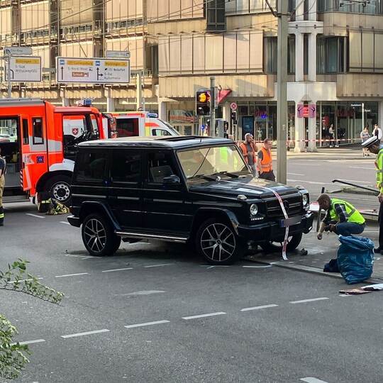 Auto fährt in Personengruppe