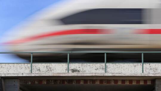 ICE der Bahn zwischen Augsburg und Ulm