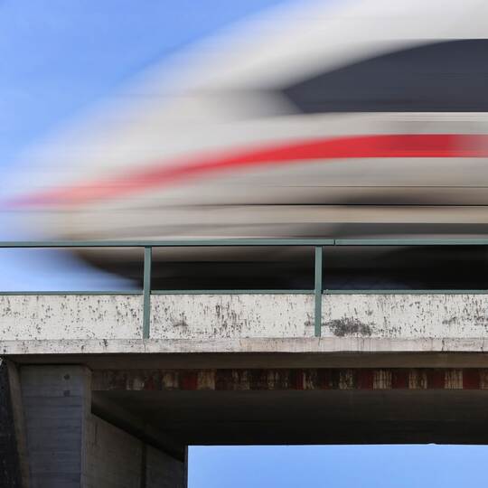 ICE der Bahn zwischen Augsburg und Ulm