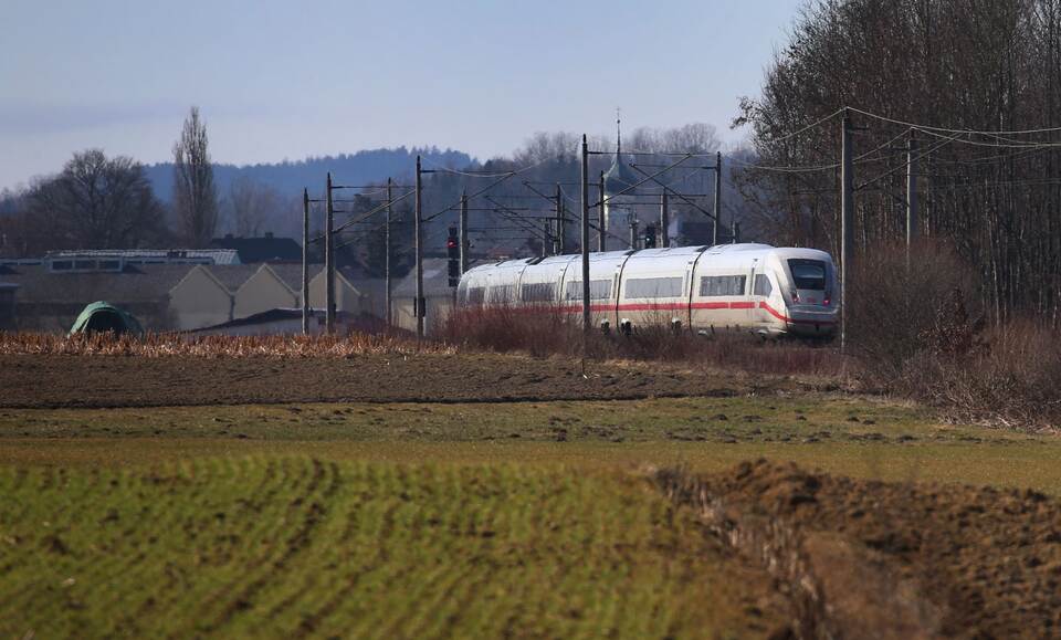 ICE auf Bahnstrecke Augsburg-Ulm ICE auf Bahnstrecke Augsburg-Ulm