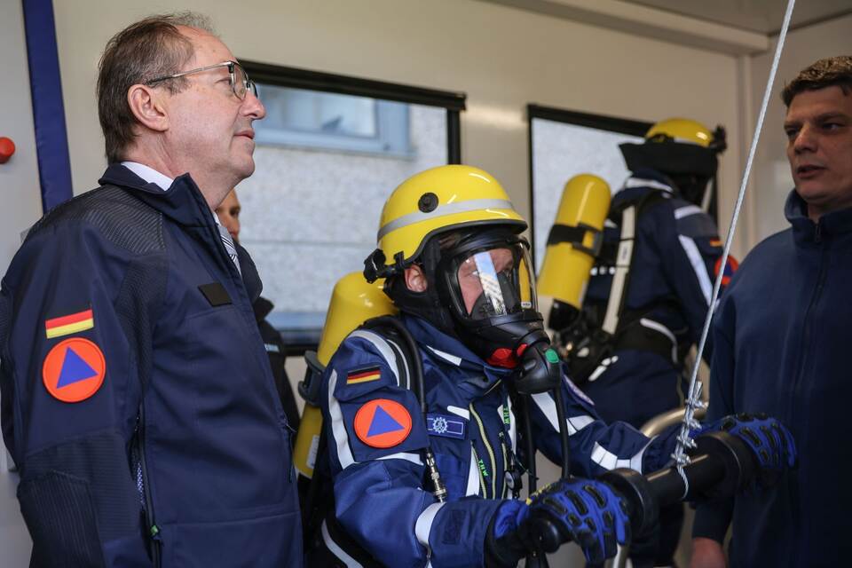 Bundesinnenminister Dobrindt besucht Zivilschutz-Behörden Bundesinnenminister Dobrindt besucht Zivilschutz-Behörden