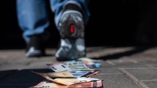 Mit dem Vorwand, Bargeld verloren zu haben, ist es drei jungen Männern gelungen, eine Frau von ihrem Auto wegzulocken. Darin hat