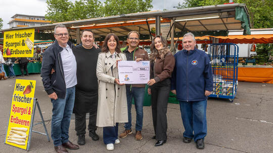 Herbert Eiwen, Gabriel Jivanov, Thomas Salewski, Carla Cuculeanu und Hans-Joachim Hägele (von links) überreichen den symbolische MiN Spende Wochenmarkt