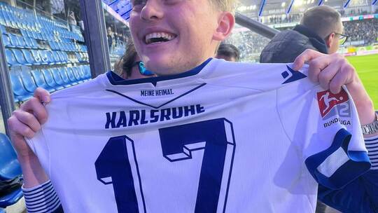 Als wäre er der echte Leon Opitz: Jonas Sonnenberg vom TV Gräfenhausen mit dem Trikot des KSC-Profis nach dem Spiel in Paderborn