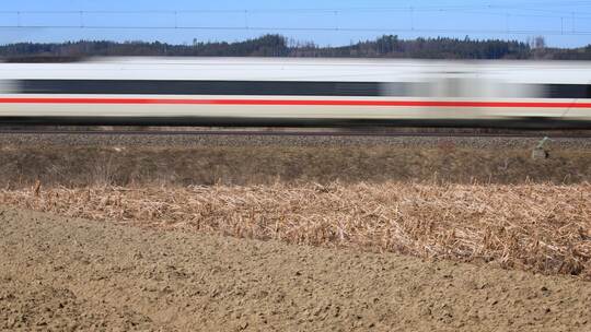 ICE auf Bahnstrecke Augsburg-Ulm