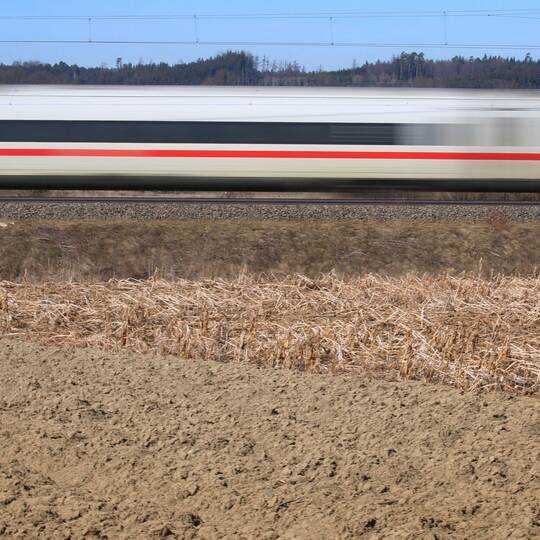 ICE auf Bahnstrecke Augsburg-Ulm
