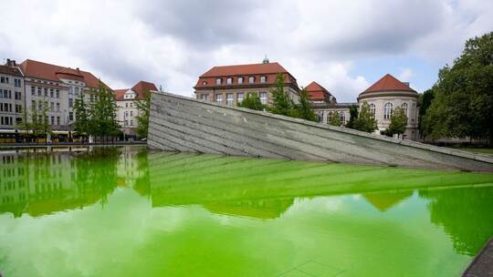 Protestbewegung färbt Brunnenwasser grün Protestbewegung färbt Brunnenwasser grün