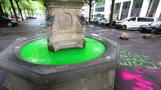 Protestbewegung färbt Brunnenwasser grün - Hamburg Protestbewegung färbt Brunnenwasser grün - Hamburg
