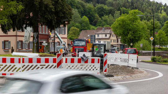 Der Kreisverkehr in Höfen musste wegen der Windradtransporte immer wieder abgeräumt werden. Nun wird er endlich gestaltet. Höfen Kreisel Umbauarbeiten