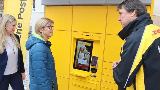 Die automatisierte Poststation in Hamberg hilft eher jüngeren Kunden und überfordert Ältere, findet Bürgermeisterin Sabine Wagne