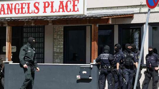 Polizisten positionieren sich vor dem „Angels Place“ an der Güterstraße in der Nordstadt. Später werden mutmaßliche Beweismittel