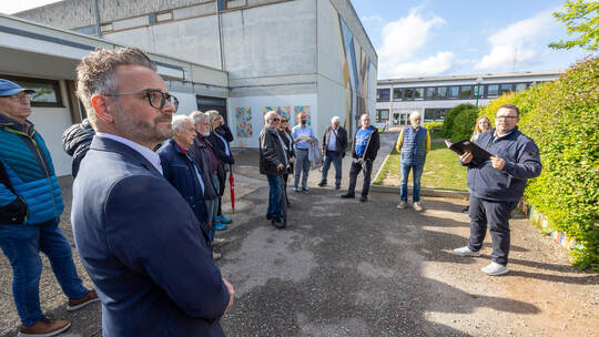 Beim Büchenbronner Ortsteilrundgang mit Ortsvorsteher Mario Röseling (rechts) und OB Peter Boch (links vorne) sind unter anderem