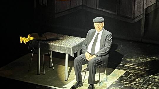 Gerd Dudenhöffer sinniert in seiner Bühnenrolle „Heinz Becker“ über den Tod, das Leben und Tomaten.