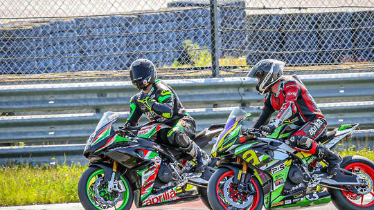 Gelungner Saisonauftakt: Fabio Urgese (links) gewann beide Rennen in Oschersleben vor seinem Teamkollegen Mario Pauker (rechts).