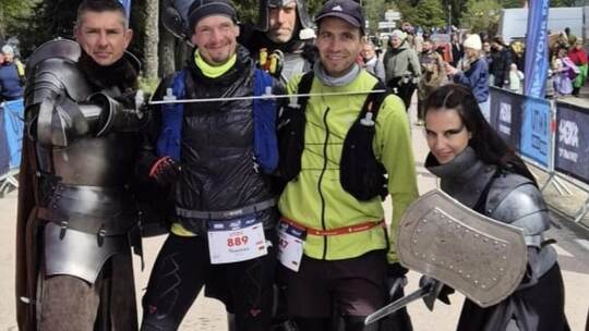 Ritterschlag für Thomas Kröner (Zweiter von links) und Dirk Gulden (rechts daneben) beim Trail Alsace. Foto: TV Nöttingen