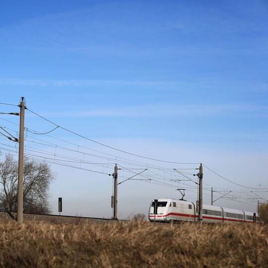 ICE auf Bahnstrecke Augsburg-Ulm