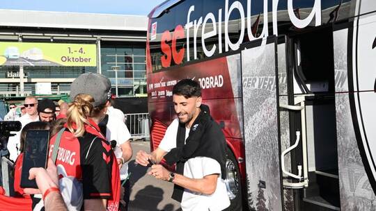 Vincenzo Grifo konnte beim Autogrammschreiben schon wieder lachen. Der Pforzheimer freut sich nun aber erst einmal auf den Urlau Empfang des SC Freiburg nach dem Europa League Finale
