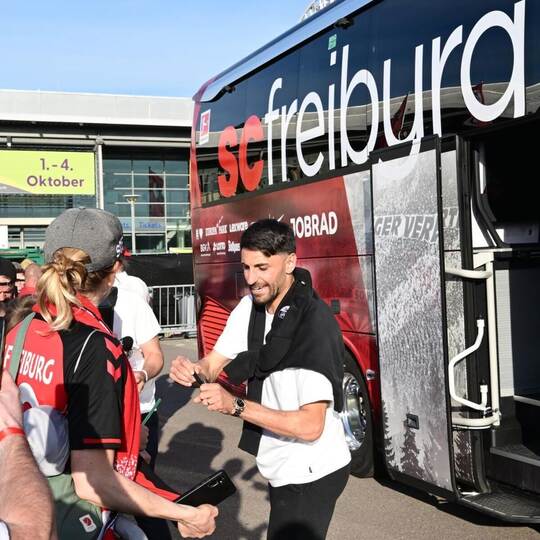 Vincenzo Grifo konnte beim Autogrammschreiben schon wieder lachen. Der Pforzheimer freut sich nun aber erst einmal auf den Urlau Empfang des SC Freiburg nach dem Europa League Finale